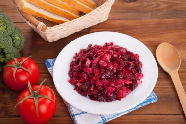 Masaya bir tabak salata salata.