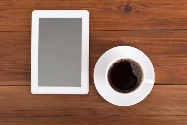 Bir dijital tablet masada kahve.