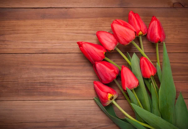 Ramo de tulipán sobre fondo de madera . —  Fotos de Stock