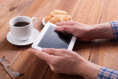 Tablet bilgisayar ile erkek el.