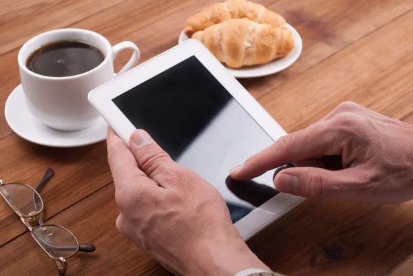 Mãos de um homem com computador tablet . — Fotografia de Stock