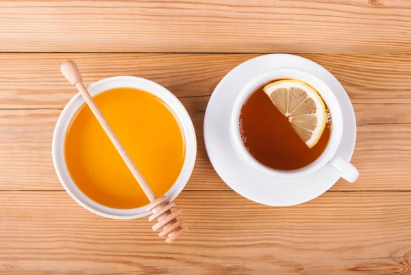 Tea with lemon and honey on a wooden table. View from above . — Stock Photo, Image