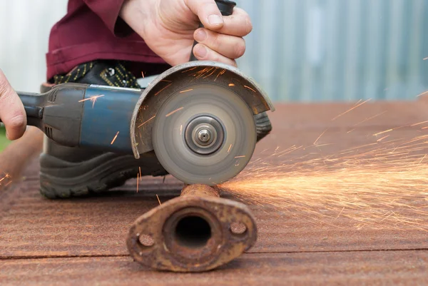 Adam metal elektrikli testere kesim. — Stok fotoğraf