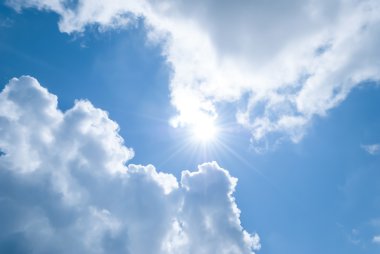 Bulutlar gökyüzü arasında güneş.