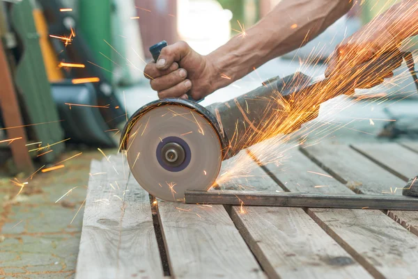 Mekanik metal elektrik kesme gördüm. — Stok fotoğraf