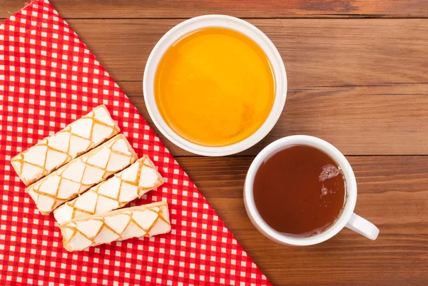 Cookies honey and cup of tea on a wooden table. — Stock Photo, Image