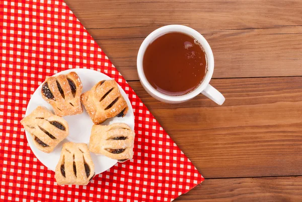 Chávena de chá e biscoitos na mesa. Vista de cima  . — Fotografia de Stock