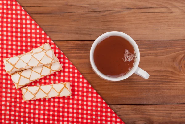 Taza de té y galletas dulces en la mesa . — Foto de Stock