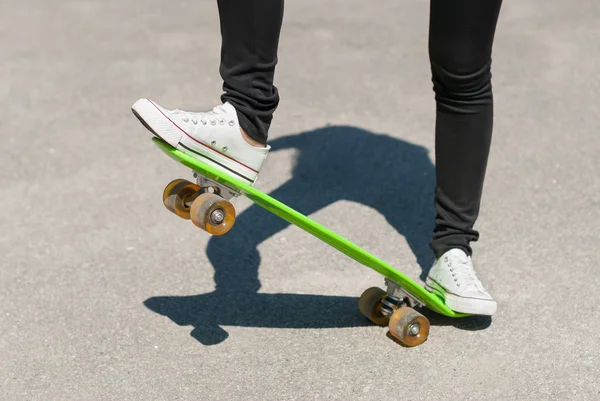 Skateboarder performing a trick on  skateboard. — Stock Photo, Image