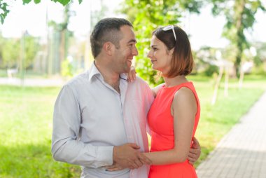 Yaz aylarında bir şehir parkında sarılma Çift.