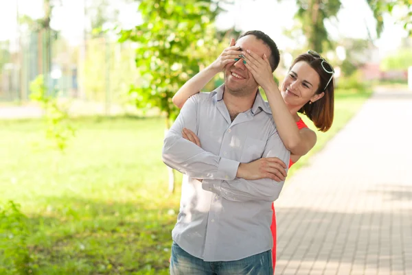 Mädchen schließt die Augen. — Stockfoto