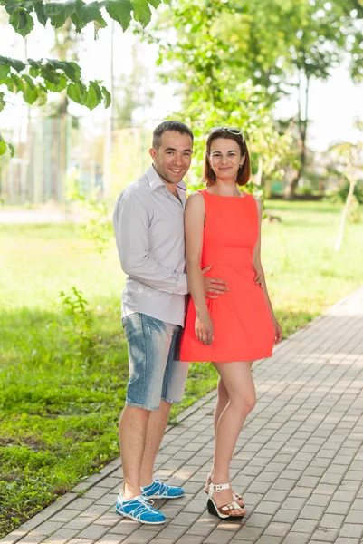 Adam ve kız ayakta sokakta sarılma.