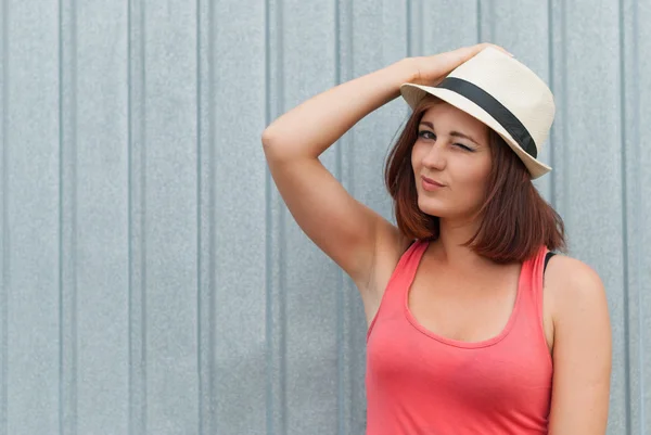 Портрет красивой девушки в шляпе на открытом воздухе . — стоковое фото