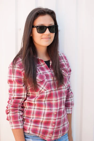 Ritratto di bella ragazza hipster per strada . — Foto Stock
