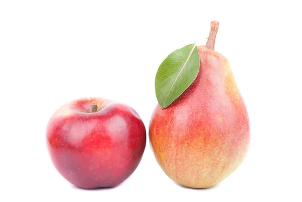 Manzana y pera sobre un fondo blanco. — Foto de Stock