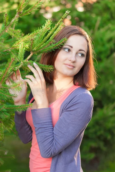 Retrato de uma jovem menina bonita perto da árvore de Natal . — Fotografia de Stock