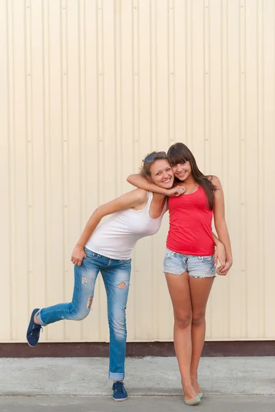 Portret dwóch młodych dziewcząt w plenerze. — Zdjęcie stockowe