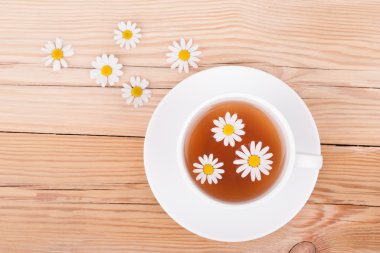 taza de té con manzanilla.