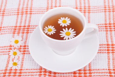 taza de té con manzanilla.