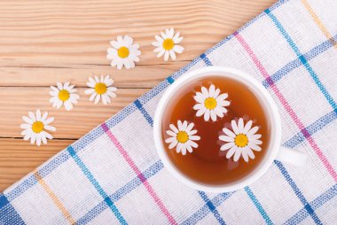taza de té con manzanilla.
