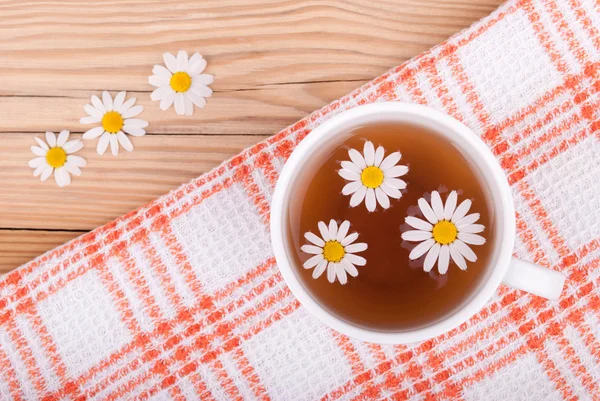 Cup of tea with chamomile. — Stock Photo, Image