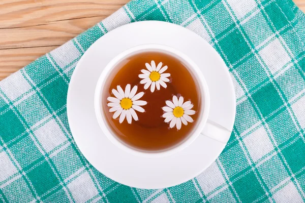 Cup of tea with chamomile. — Stock Photo, Image