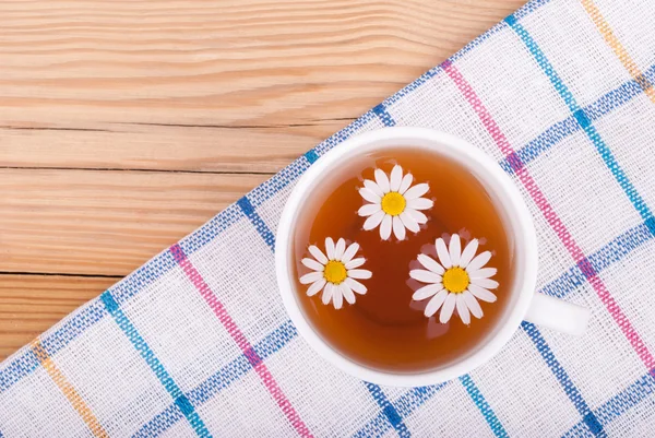 Cup of tea with chamomile. — Stock Photo, Image