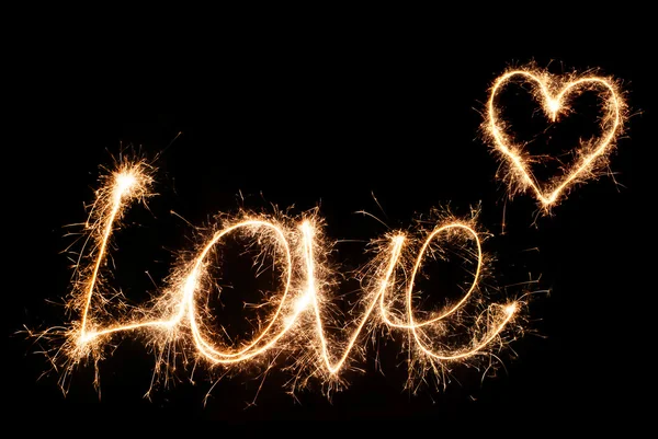 Inscrição Amor e coração de sparklers . — Fotografia de Stock
