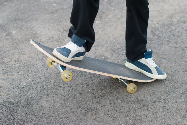 Skateboarder rides on the pavement. — Stock Photo, Image