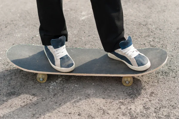 Skateboarder feet in sneakers on a skateboard. — Stock Photo, Image