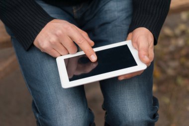 Adam onun el yakın çekim sokakta bir tablet ile.