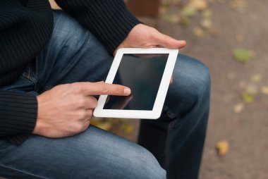 Tablet bilgisayar sokak elinde olan adam yakın çekim.