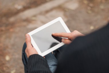 Tablet bilgisayar kapat elinde olan adam.