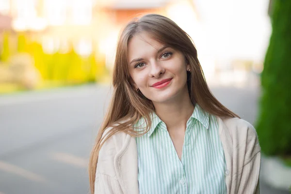 Portrait of beautiful girl close up on the street. — Stock Photo, Image