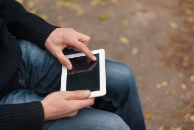 Bir tablet bilgisayar closeup tutan adam.