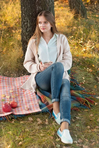 Jovem descansando em um parque no outono . — Fotografia de Stock