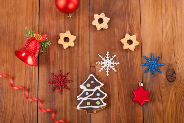 Gingerbread cookies and Christmas balls on wooden table. — Stock Photo, Image