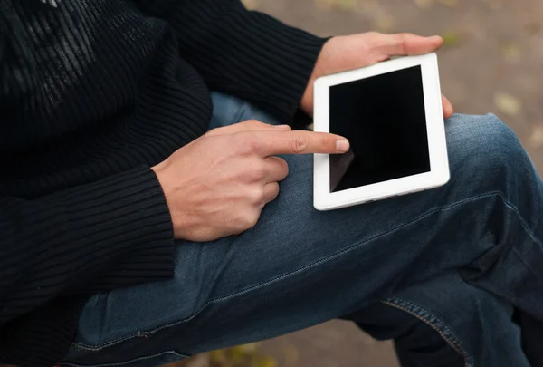 Homem com um tablet na mão close-up . — Fotografia de Stock