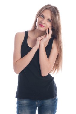 Bir stüdyoda uzun saçlı güzel bir genç kız portresi.