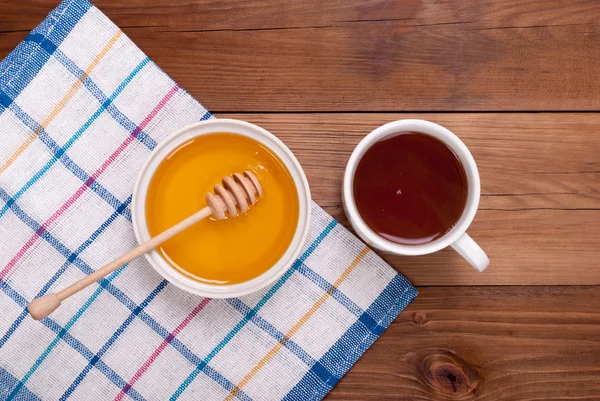 木製のテーブルに紅茶のハチミツ ポット カップ. — ストック写真