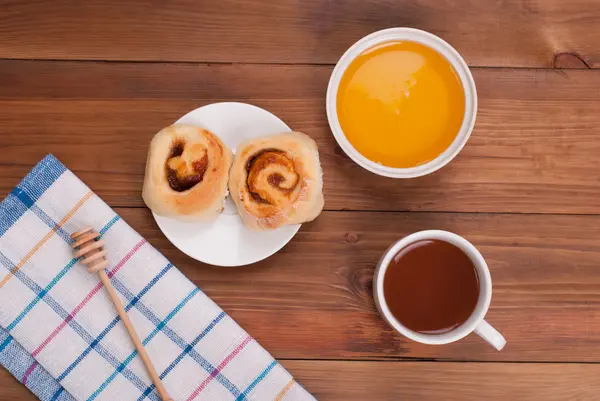 Chá com mel e biscoitos na mesa da cozinha . — Fotografia de Stock