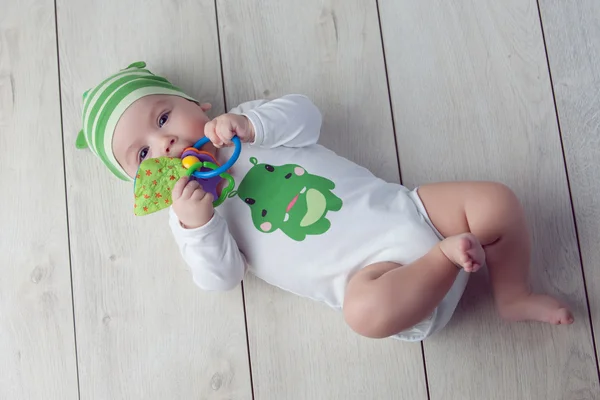 床に横たわって幸せな赤ちゃん — ストック写真