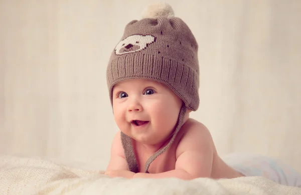 Baby liggend op een zacht bed cover Rechtenvrije Stockfoto's