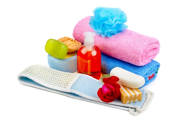 havlu, sabun ve beyaz arka plan üzerinde izole süngerler