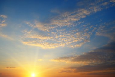 güzel gündoğumu ve bulutlu gökyüzü