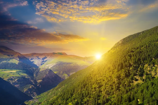 Prachtige berglandschap en zonsopgang — Stockfoto