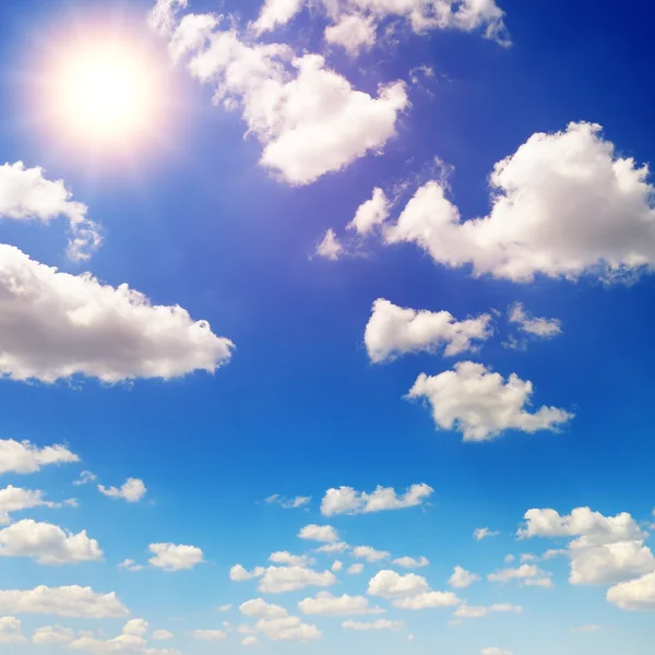 Sol no céu azul com nuvens brancas — Fotografia de Stock
