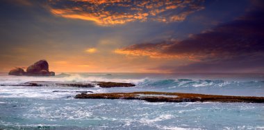 Okyanusun üzerinde gün batımı