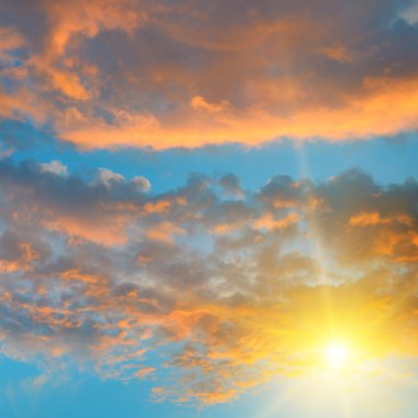 güzel gündoğumu ve bulutlu gökyüzü