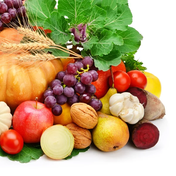 Frutta e verdura isolate su fondo bianco — Foto Stock